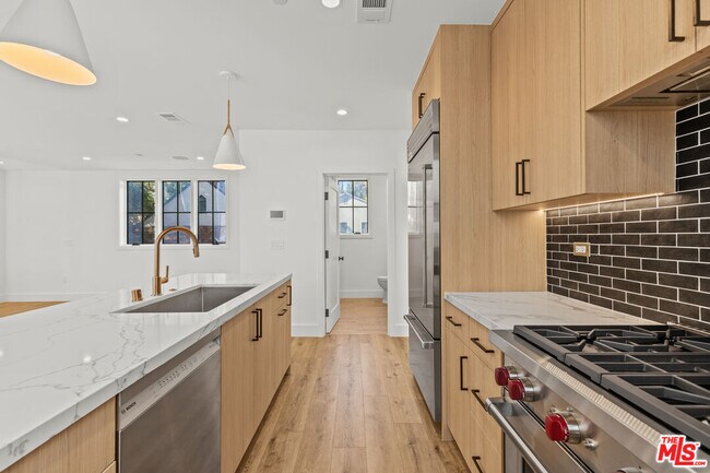 14535 Killion St in Los Angeles, CA - Building Photo - Building Photo