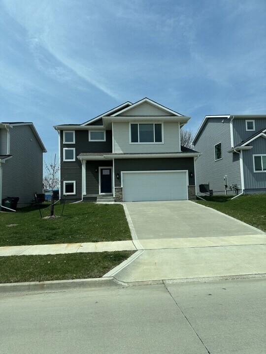 4628 NW 167th St in Urbandale, IA - Foto de edificio