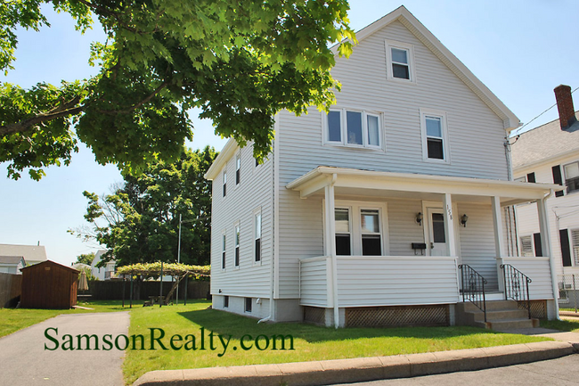 158 Bentley St in East Providence, RI - Building Photo - Building Photo