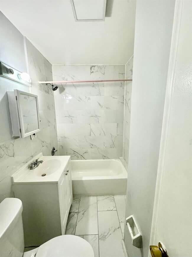 593 Avenue A in Bayonne, NJ - Building Photo - Building Photo