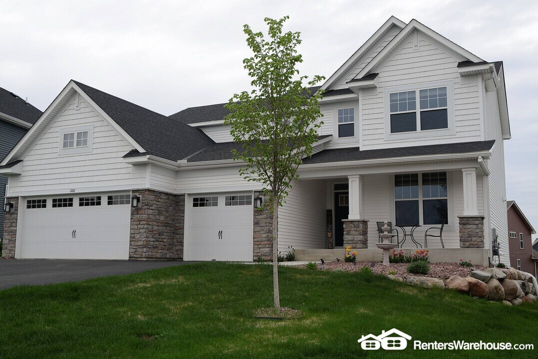 1226 Maple Ln in Carver, MN - Building Photo