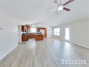 1339 Loren Circle, Unit 0204 in Clarksville, TN - Foto de edificio - Building Photo