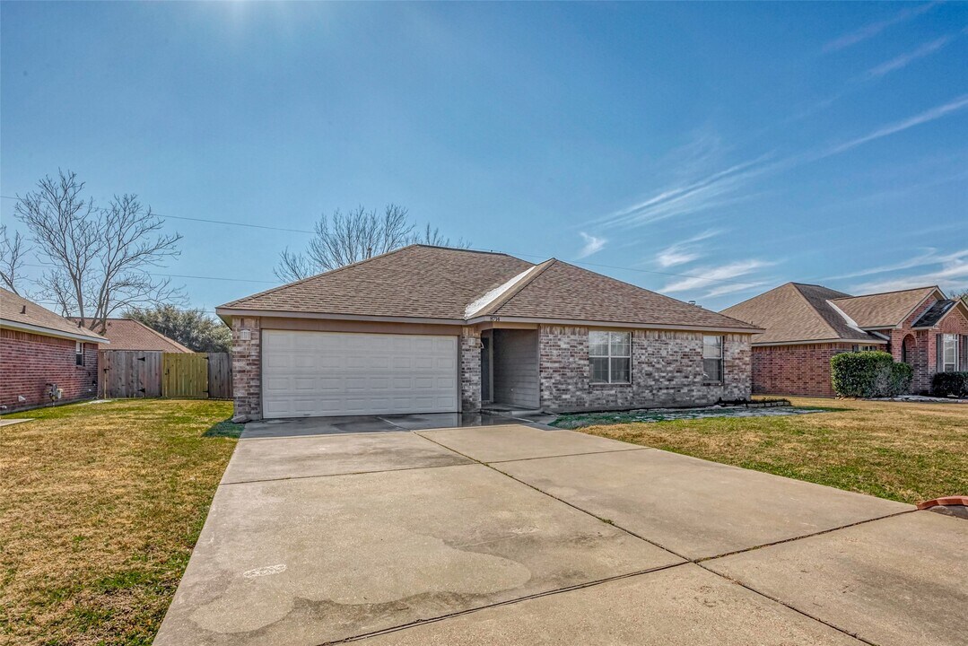 8714 Garrett St in Needville, TX - Building Photo