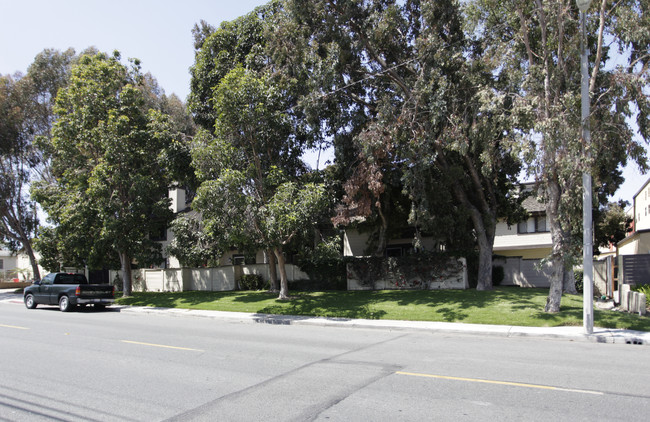 Newport Mesa in Costa Mesa, CA - Foto de edificio - Building Photo