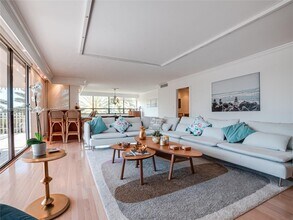 1 Grove Isle Dr in Miami, FL - Building Photo - Building Photo
