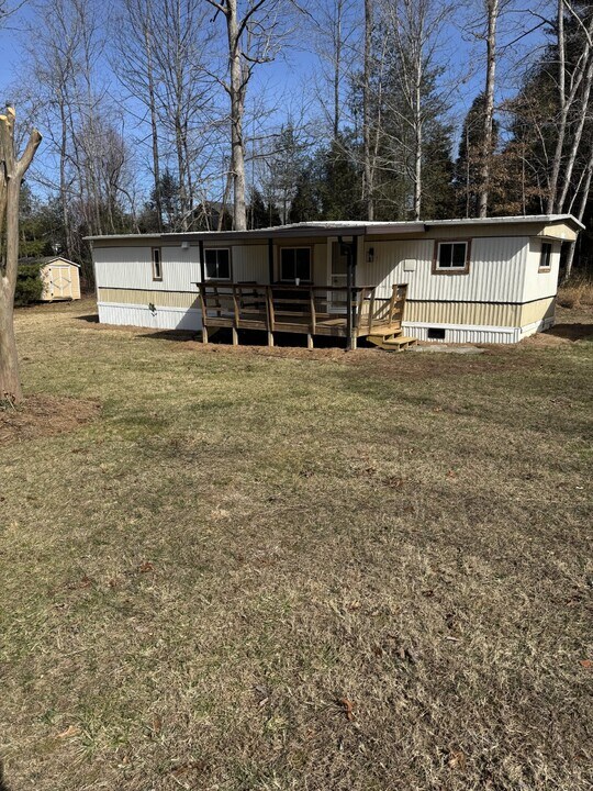 210 Markley Dr in Flat Rock, NC - Building Photo