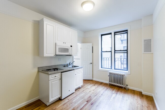 property at 305 W 45th St