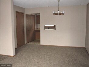 325 W 9th St-Unit -D in New Richmond, WI - Building Photo - Building Photo