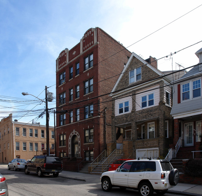 120 W 28th St in Bayonne, NJ - Building Photo - Building Photo