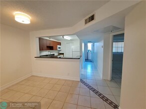 8040 N Colony Cir in Tamarac, FL - Building Photo - Building Photo