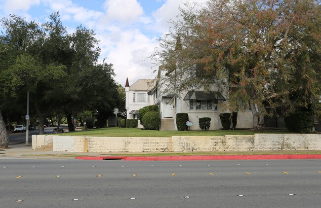 1219 Washington Blvd in Pasadena, CA - Foto de edificio - Building Photo