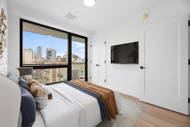 27-10 37th Ave, Unit 6B in Queens, NY - Building Photo - Building Photo