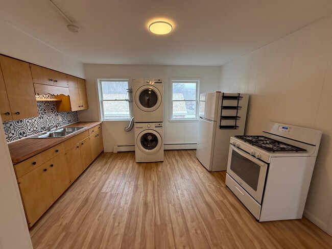 73 Furnace St, Unit 2 in North Adams, MA - Foto de edificio - Building Photo