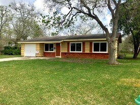 116 Forest Oaks Ln in Lake Jackson, TX - Building Photo