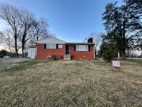 1006 Fowler St in Clinton, TN - Foto de edificio - Building Photo