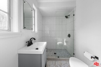 2565 Canyon Dr in Los Angeles, CA - Building Photo - Building Photo