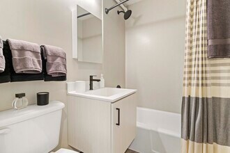 1887 W Ogden Ave in Chicago, IL - Foto de edificio - Building Photo