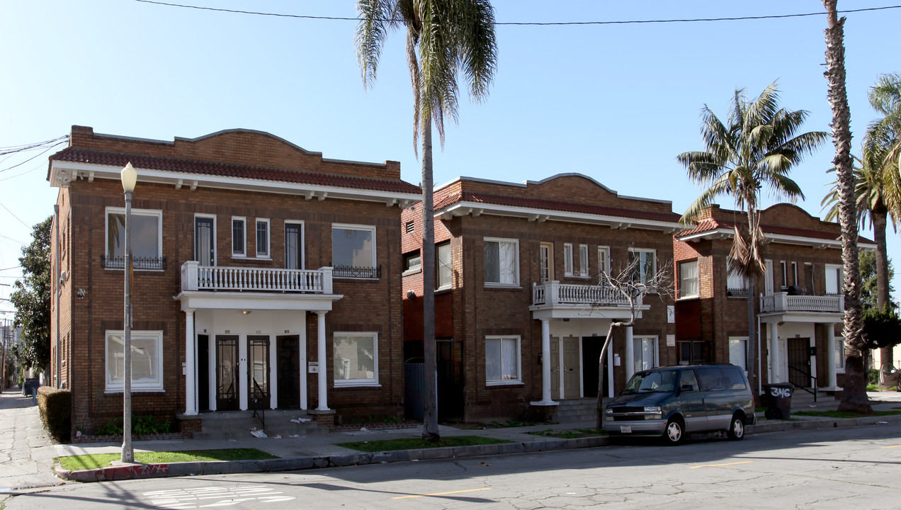 324-346 W 10th St in Long Beach, CA - Building Photo