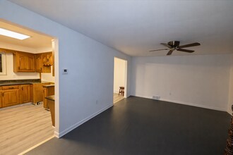 230 Elbe Dr in Pittsburgh, PA - Foto de edificio - Building Photo