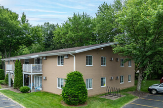 University Oaks in Kent, OH - Foto de edificio - Building Photo