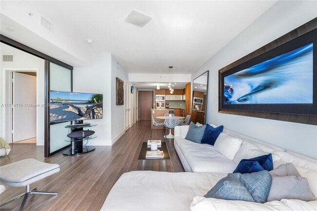 5875 Collins Ave, Unit 1004 in Miami Beach, FL - Building Photo - Building Photo