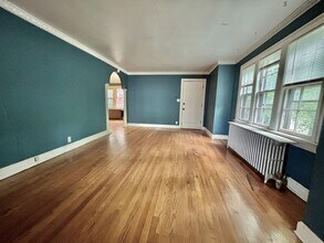 6038 Rockhill Rd in Kansas City, MO - Building Photo - Building Photo
