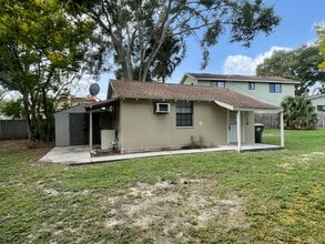 30 Lakeside Ave in Umatilla, FL - Building Photo - Building Photo
