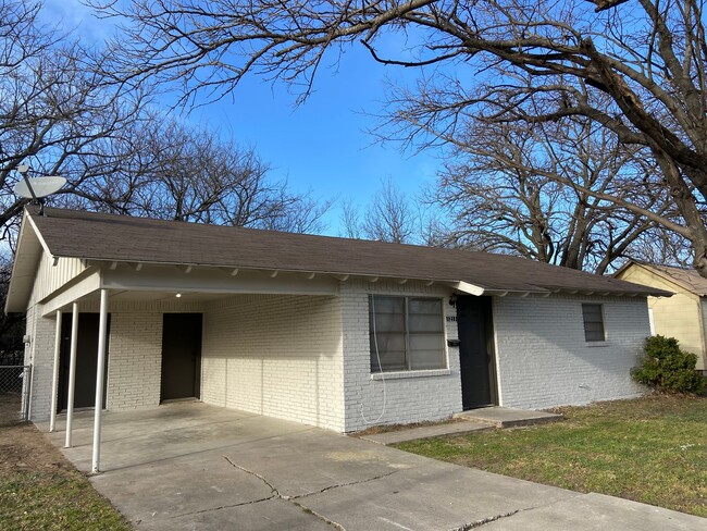 1211 W Long in Stephenville, TX - Building Photo - Building Photo