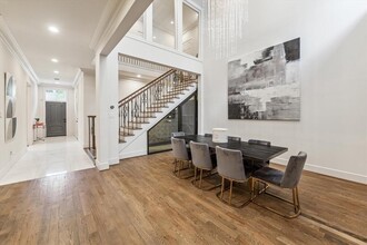 10 S Briar Hollow Ln in Houston, TX - Building Photo - Building Photo
