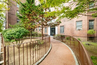 61-41 Saunders St in Rego Park, NY - Foto de edificio - Building Photo