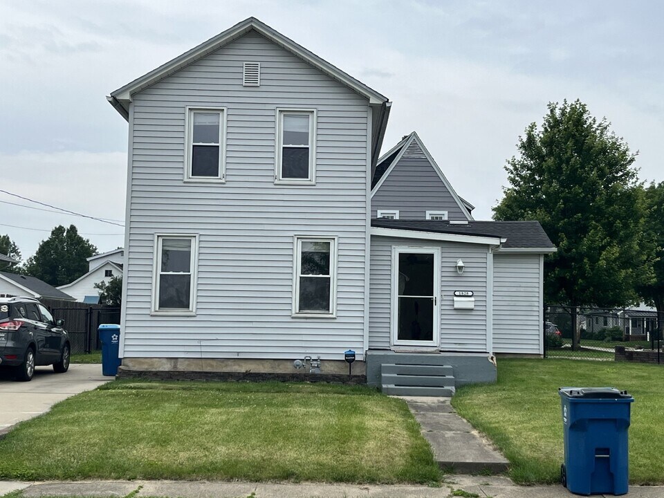 1828 11th St in Peru, IL - Building Photo