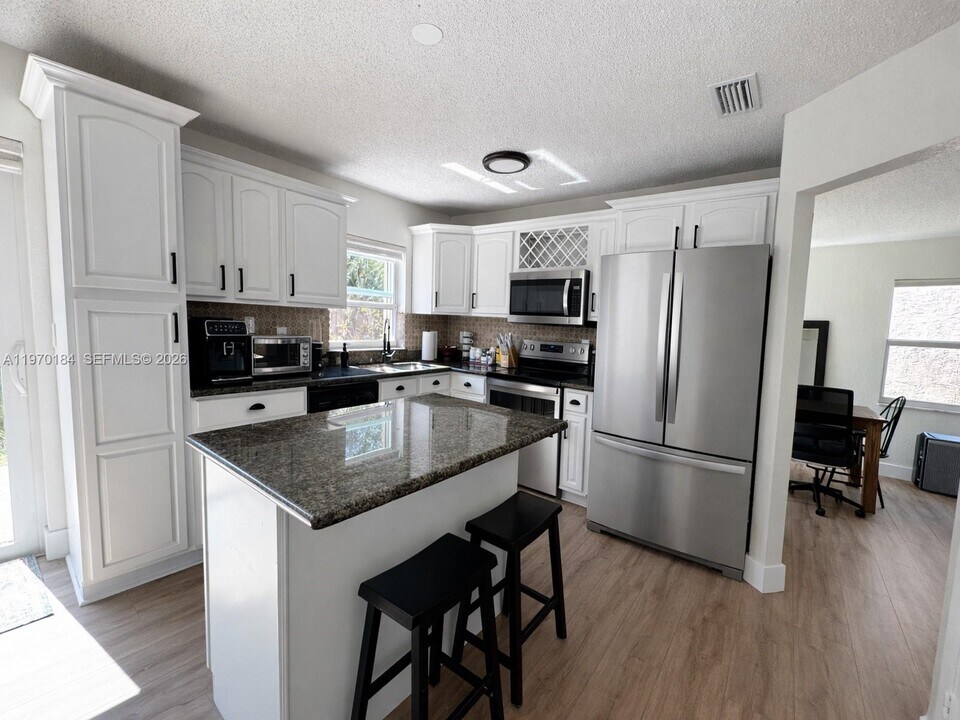 10708 NW 12th Manor in Plantation, FL - Building Photo