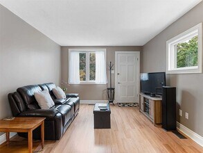 348 W St in Brantford, ON - Building Photo - Building Photo