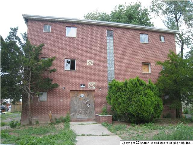 411 Vanderbilt Ave in Staten Island, NY - Building Photo