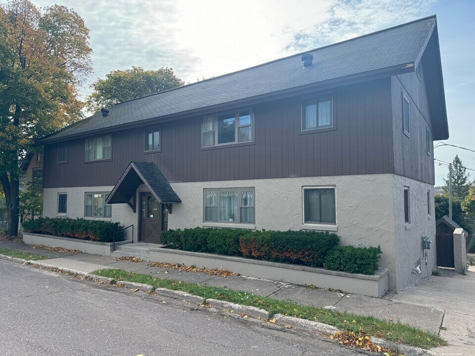 930 Elm St, Unit 1 in Hancock, MI - Building Photo