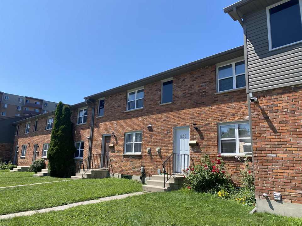 Norlon Court Townhomes in London, ON - Building Photo