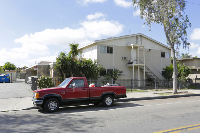 2172 W Alameda Ave in Anaheim, CA - Foto de edificio - Building Photo
