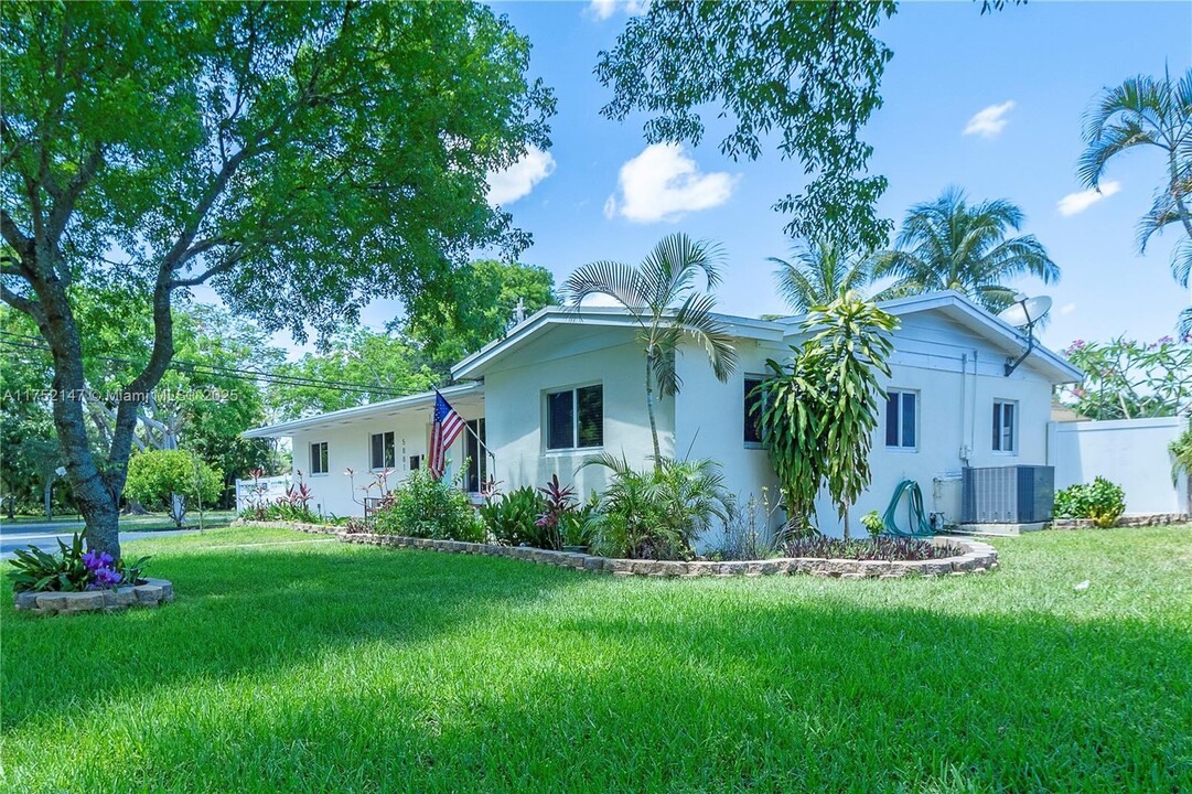 5881 SW 15th St in Plantation, FL - Building Photo