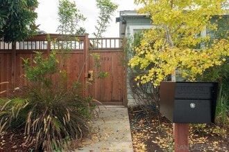 4821 Monroe Ave in San Diego, CA - Foto de edificio - Building Photo