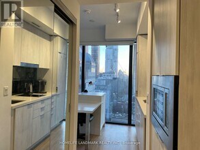 215 Queen St W in Toronto, ON - Building Photo - Building Photo