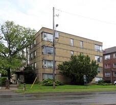 Kingsway Plaza Apartments in Toronto, ON - Building Photo