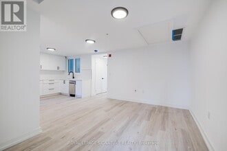 3039 Dundas St W in Toronto, ON - Building Photo - Building Photo