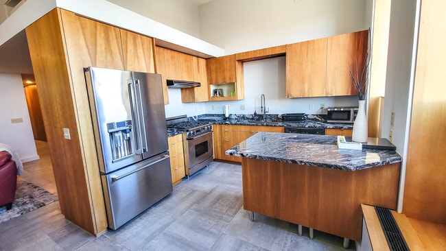 210 W Superior St, Unit Crescent Apartment in Duluth, MN - Building Photo - Building Photo