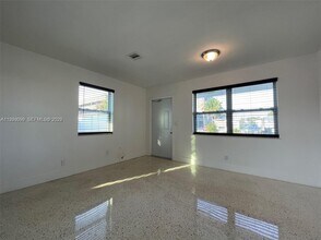 514 NE 4th Ave in Hallandale Beach, FL - Building Photo - Building Photo