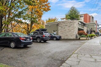 2562 Dexter Ave N in Seattle, WA - Building Photo - Building Photo