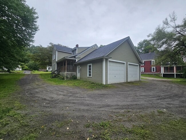 6169 Memorial Dr, Unit Apt 2 in Lyndonville, VT - Building Photo - Building Photo