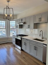 527 E Main St, Unit Newly Renovated—Lrg 3Brdm in Bridgeport, CT - Building Photo - Building Photo