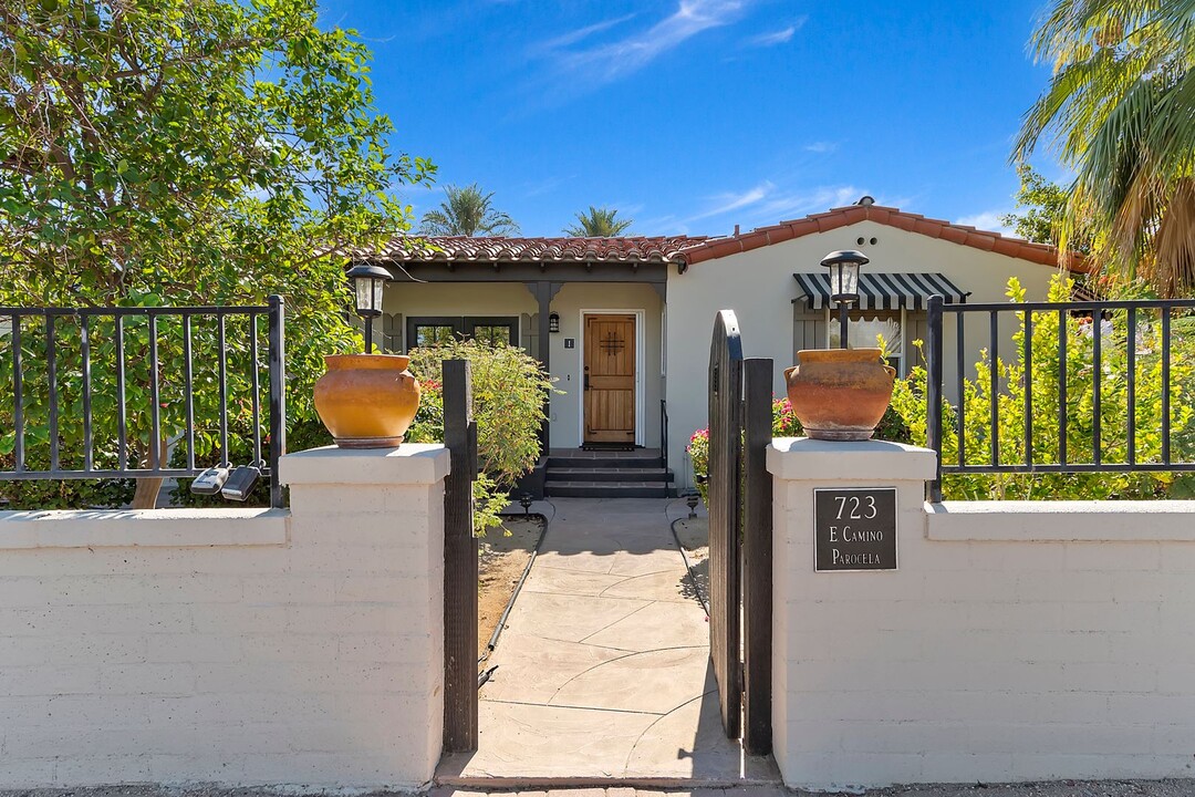 723 E Camino Parocela in Palm Springs, CA - Foto de edificio