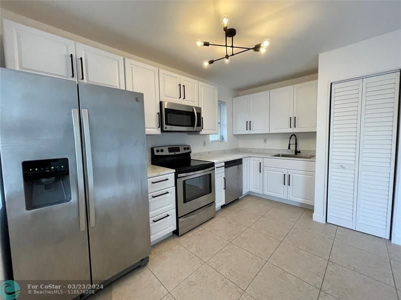 4071 Dixie Hwy, Unit 20 in Oakland Park, FL - Building Photo