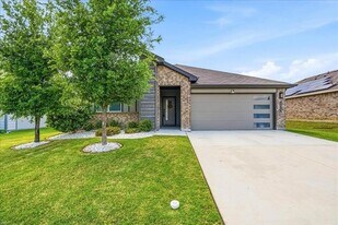 1513 Hulen Park Trl in Alvarado, TX - Building Photo